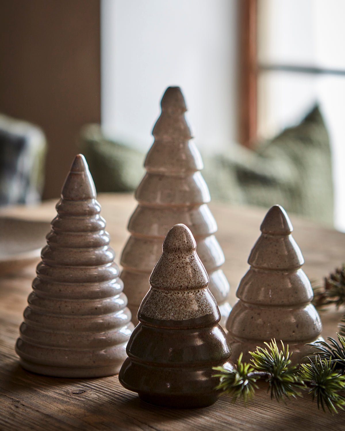 Lot de 5 petits sapins en grès