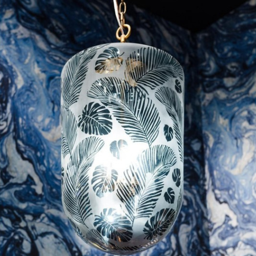 Lustre Monstera – Verre givré sculpté & lumière végétale