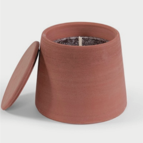 Grosse bougie d'extérieur dans un pot en terre cuite