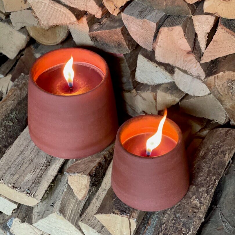 Grosse bougie d'extérieur dans un pot en terre cuite - Koddel.com