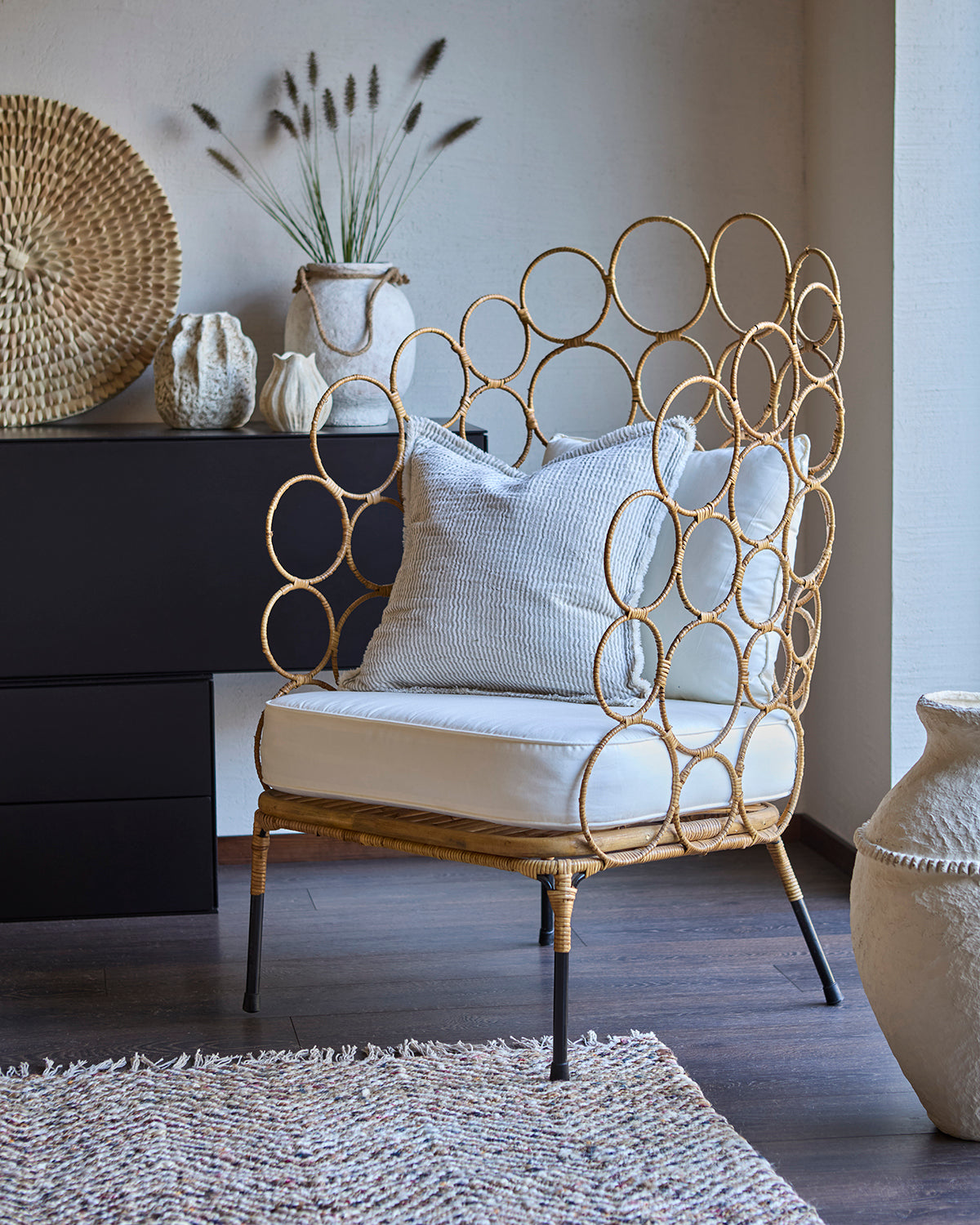Graphic rattan armchair - A strong piece for an entrance hall or seaside home