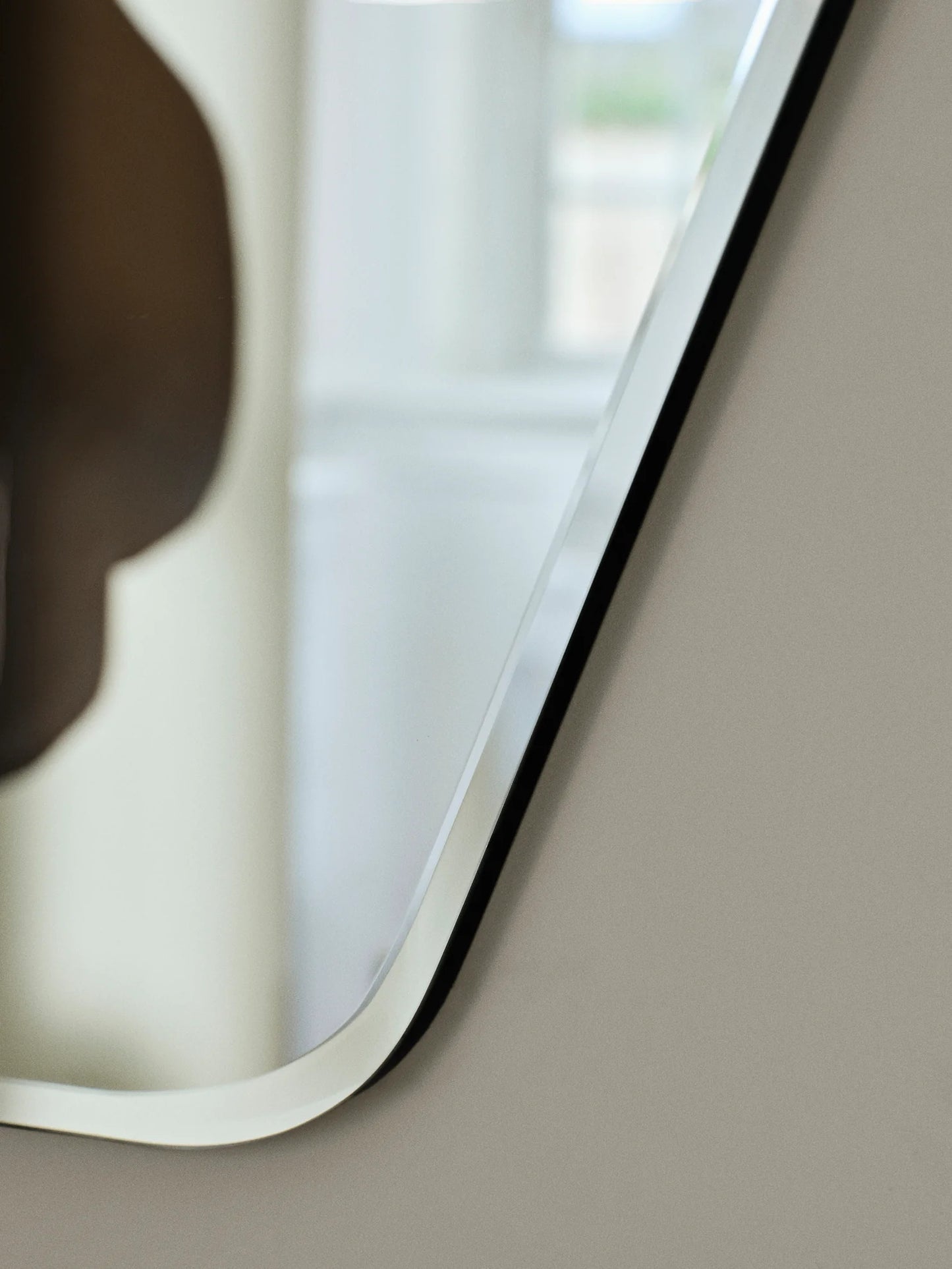 gros plan sur le miroir Rubi - koddel.com