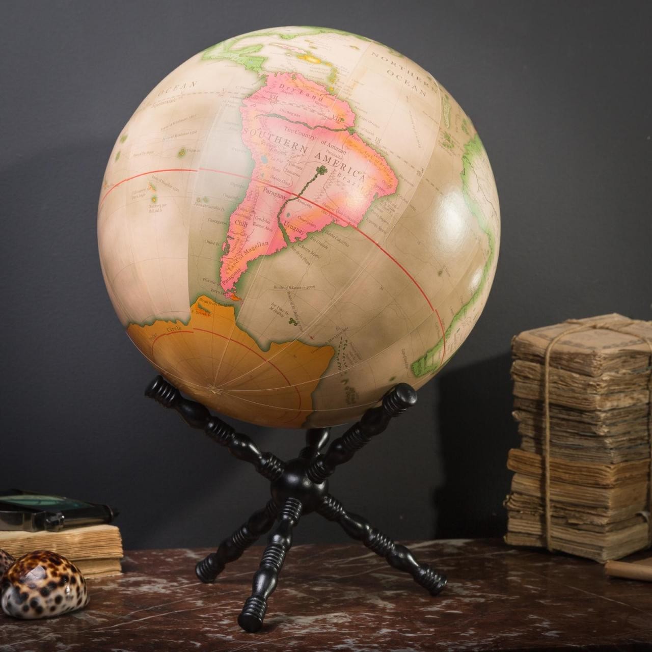 Globe mappemonde avec socle en bois noir