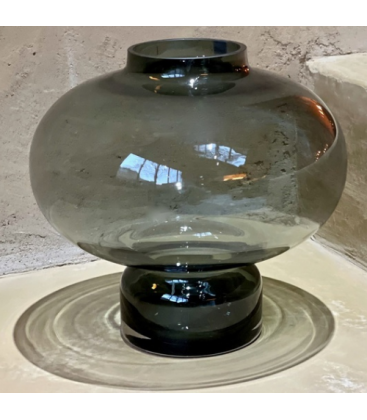 Vase boule en verre fumée sur pied