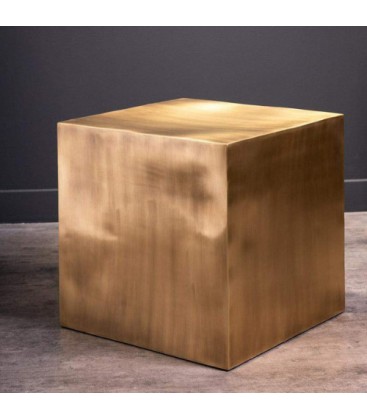 Exhibition cube with a brass finish.