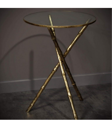 Table d'appoint en métal avec un design