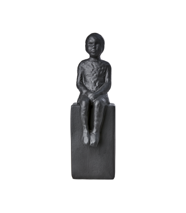 Petit enfant assis sur un socle