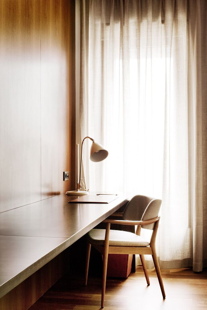 Le bureau de la chambre d'hôtel : arrêtons de le décorer, commençons à le spécifier - Koddel.com