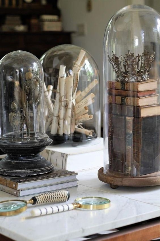 Présentoir à pied et cloche en verre anciens Présentoir à pied et cloche en verre anciens