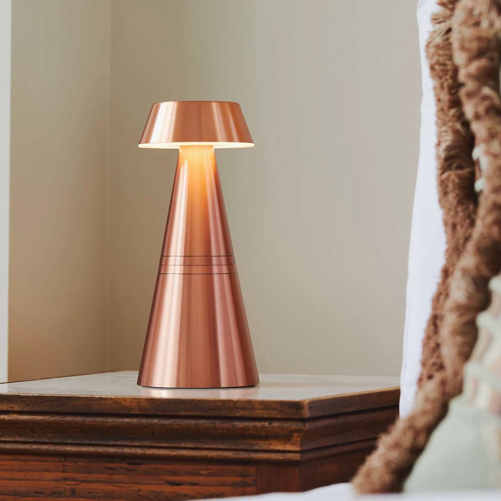 Lampe de table sans fil "Charm Empire" – Finitions métalliques & Lignes géométriques