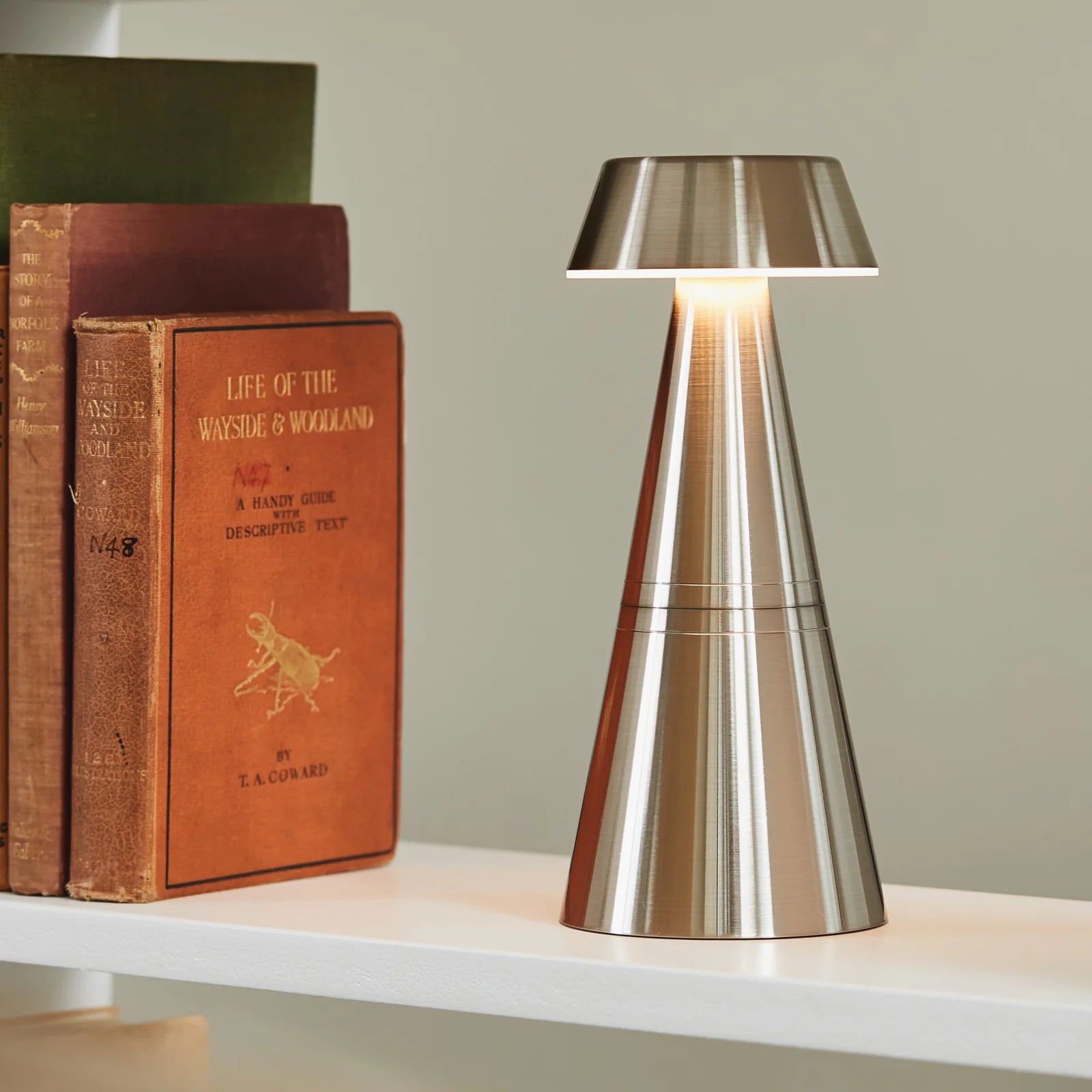 Lampe de table sans fil "Charm Empire" – Finitions métalliques & Lignes géométriques