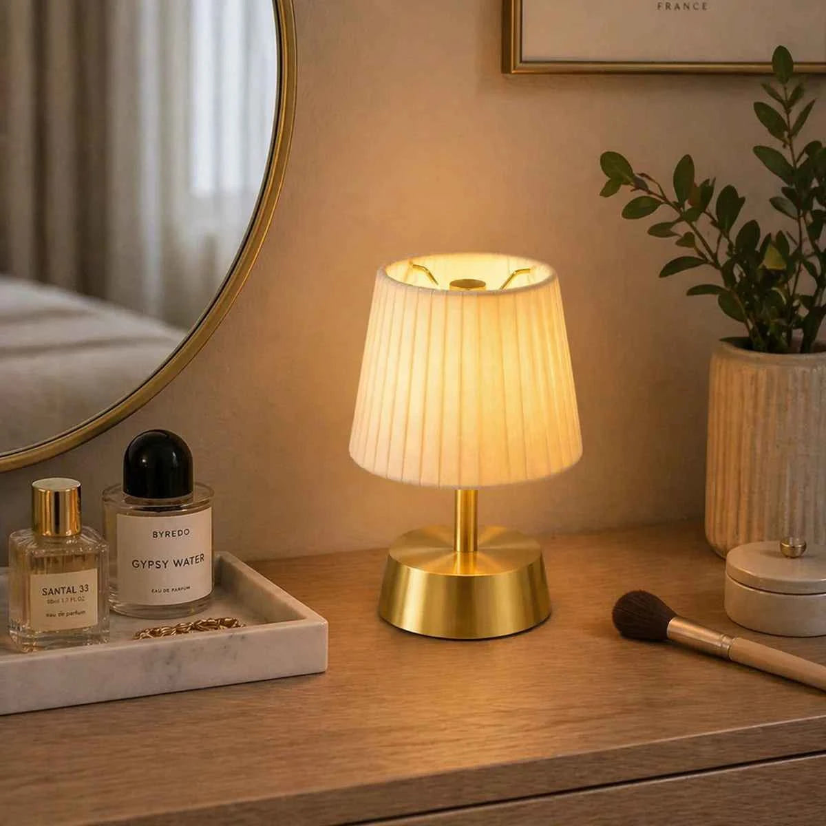 Lampe de table sans fil "Cleo" – Laiton brossé & plissé ivoire