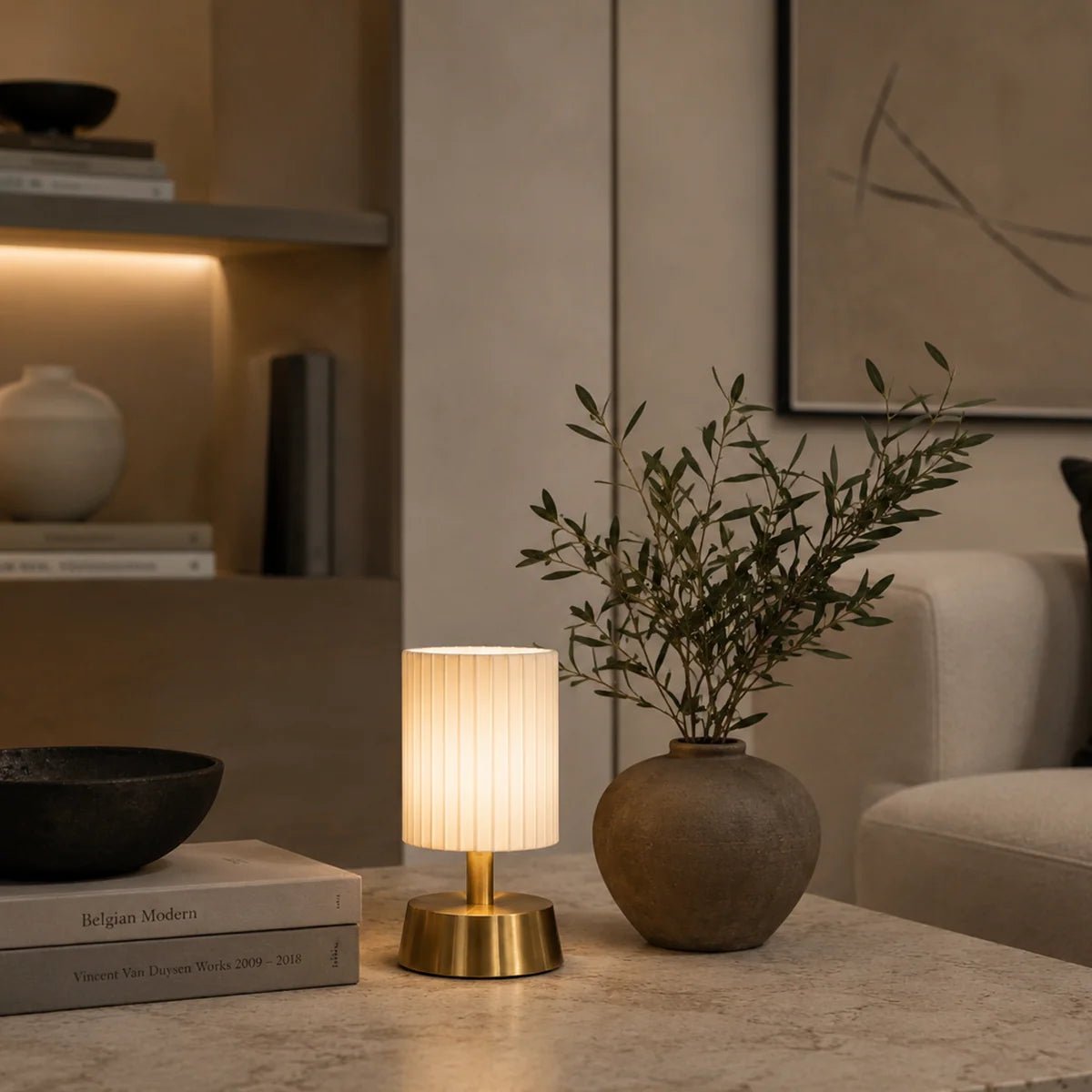 Lampe de table sans fil « Cleo » laiton & abat-jour plissé Ivoire - Batterie Li-FePO4 longue durée (Jusqu'à 140 h) & induction Qi - Koddel.com