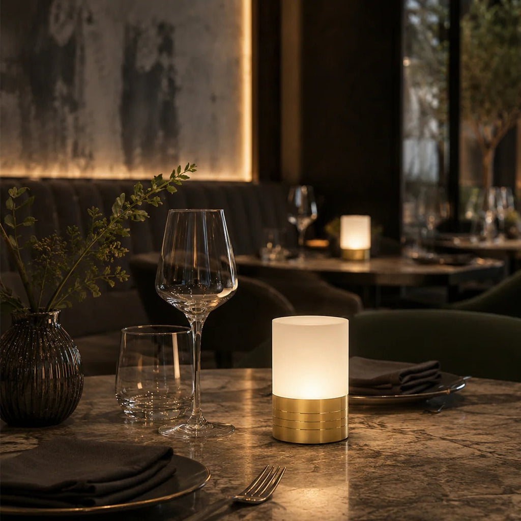 Lampe de table sans fil rechargeable « Halo » laiton brossé - Induction Qi & pilotage RF multi-Zones (IP65) - Koddel.com