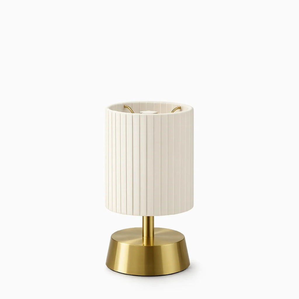 Lampe de table sans fil « Cleo » laiton & abat-jour plissé Ivoire - Batterie Li-FePO4 longue durée (Jusqu'à 140 h) & induction Qi - Koddel.com