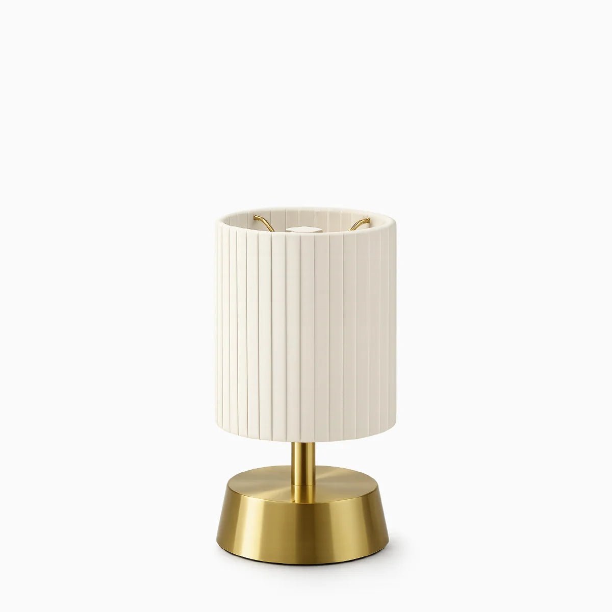 Lampe de table sans fil « Cleo » laiton & abat-jour plissé Ivoire - Batterie Li-FePO4 longue durée (Jusqu'à 140 h) & induction Qi - Koddel.com