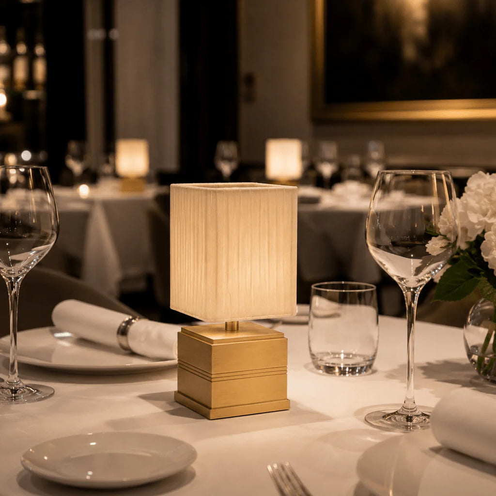 Lampe de table sans fil "Regency" – Laiton brossé & soie plissée ivoire