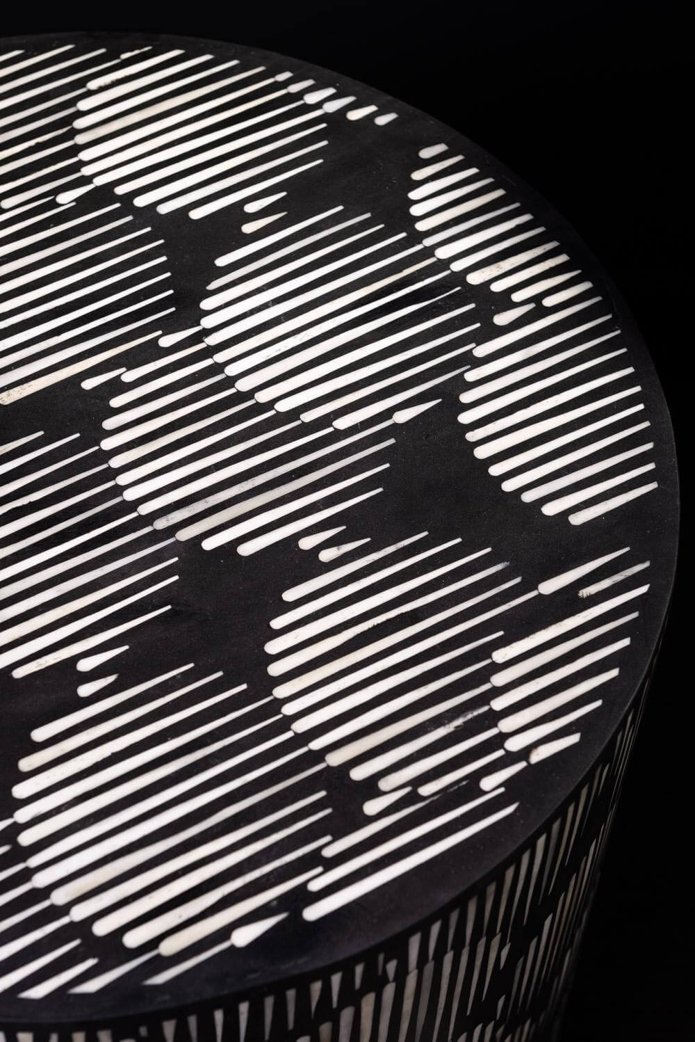 Bout de canapé rond en marqueterie d'os - Koddel.com