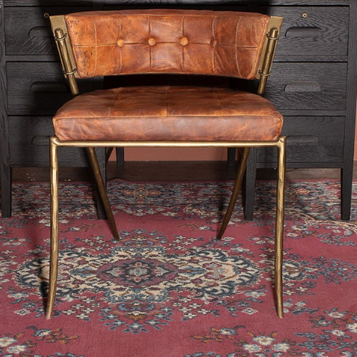 Chaise en cuir vieilli & laiton martelé – Esprit atelier élégant