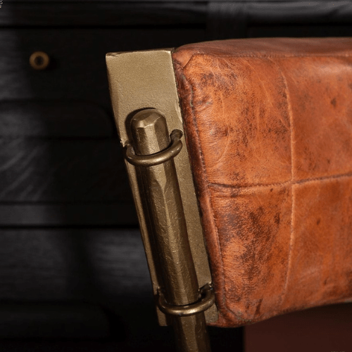 Chaise en cuir vieilli & laiton martelé – Esprit atelier élégant - vendu - Koddel.com