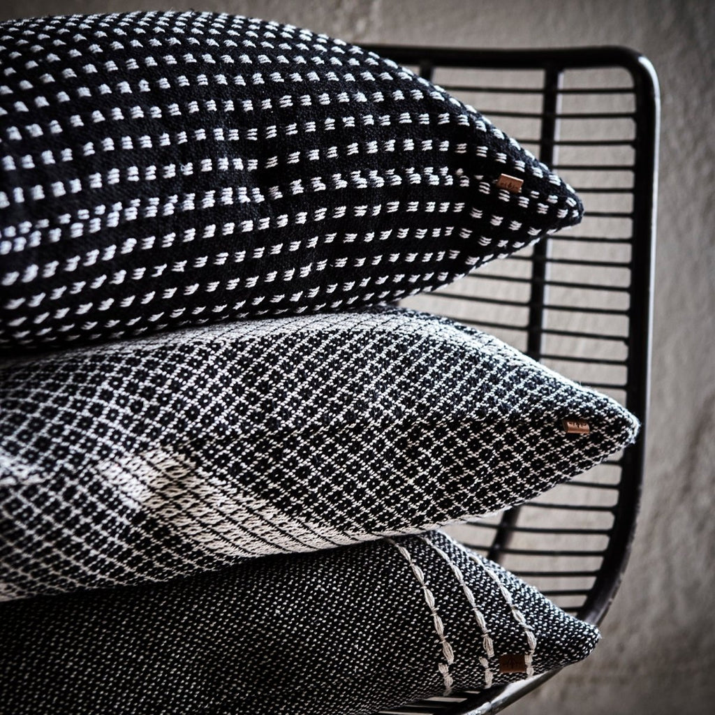 Housse de coussin carrée coton recyclé noir et ivoire 50x50 cm - Graphique & Écoresponsable ( lot de 4 pièces)