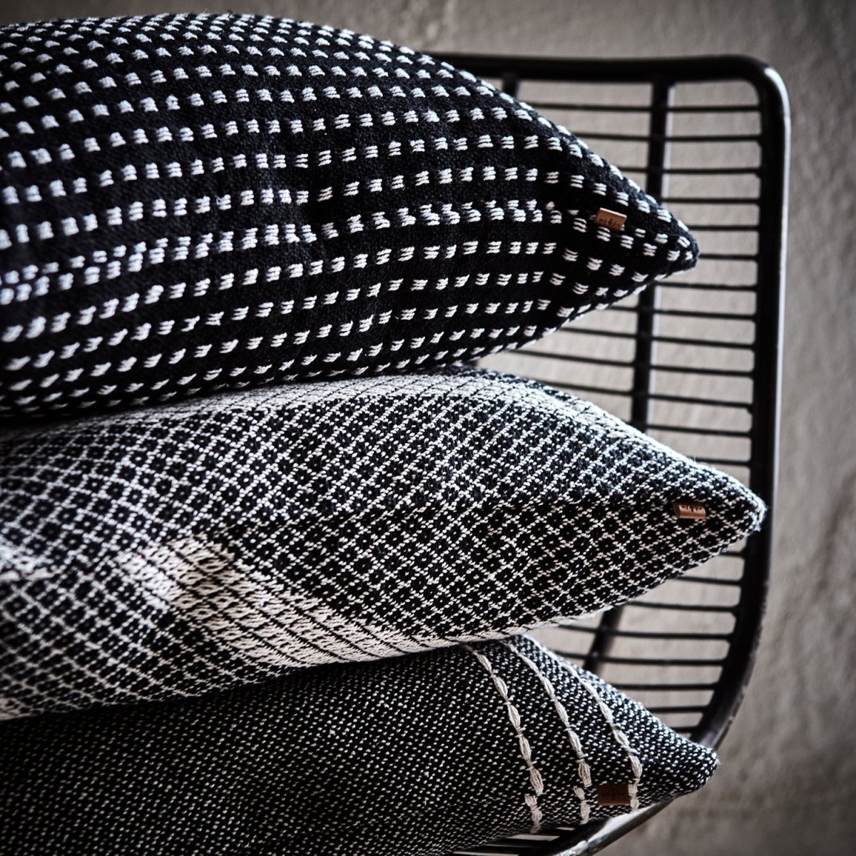 Housse de coussin carrée coton recyclé noir et ivoire 50x50 cm - Graphique & Écoresponsable ( lot de 4 pièces)
