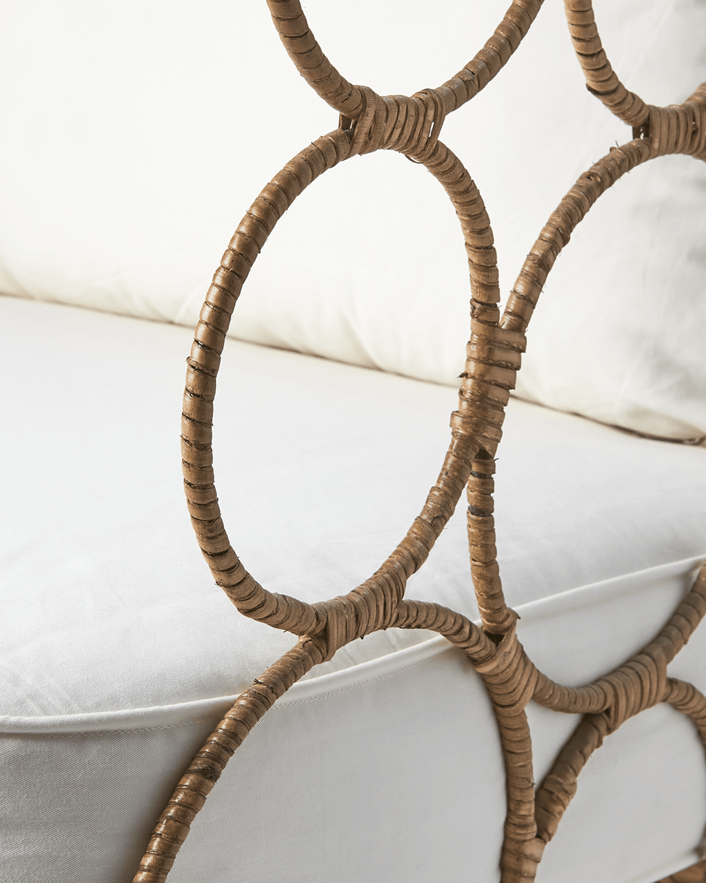 Fauteuil en rotin graphique - Une pièce forte pour hall d’entrée ou maison en bord de mer - Koddel.com