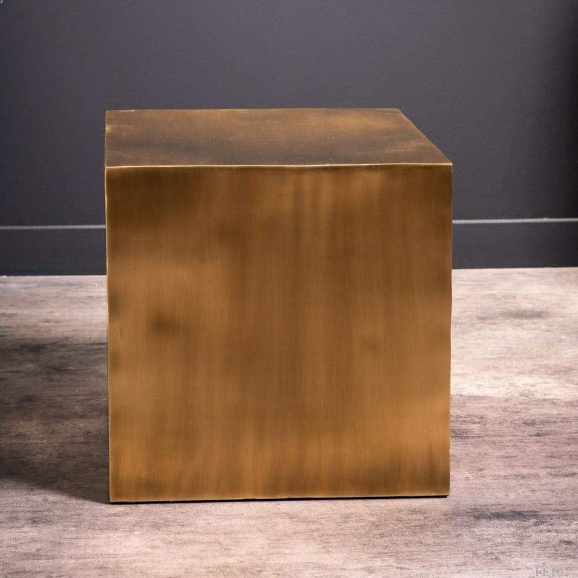 Une forme cubique simple 38x38x38 cm