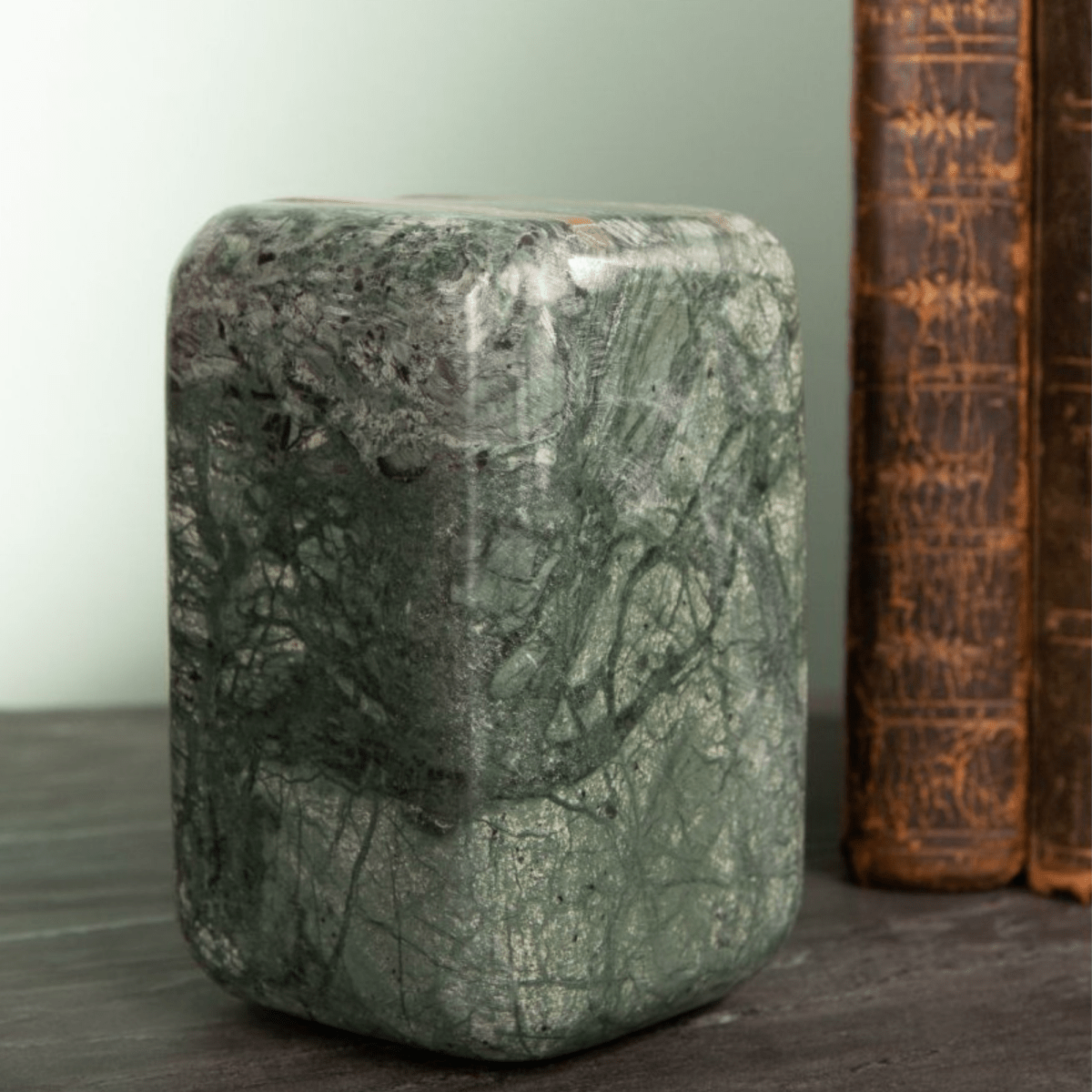 Paire de serre-livres en marbre vert & laiton 8 x 12,5 cm - Koddel.com
