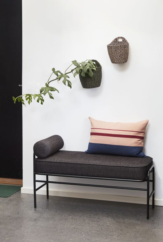 Banc Pipe Noir – Métal et tissu, design contemporain