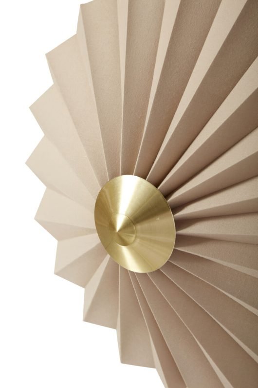 Pliss – Applique murale textile & laiton - Koddel.com