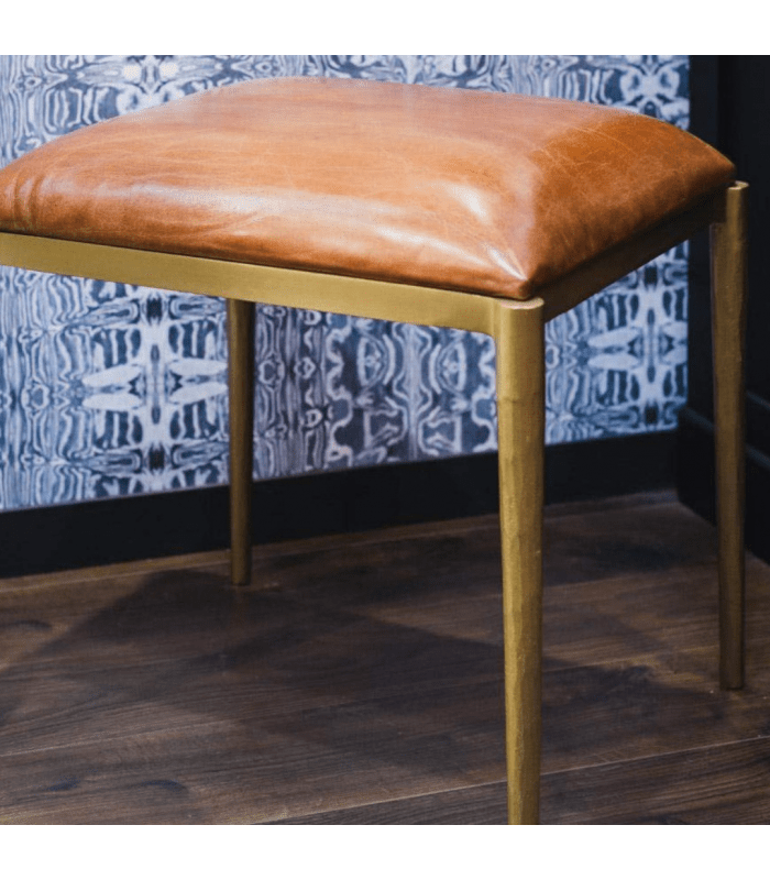 Pouf en cuir patiné & structure laitonnée – Ligne douce et caractère brut - Koddel.com