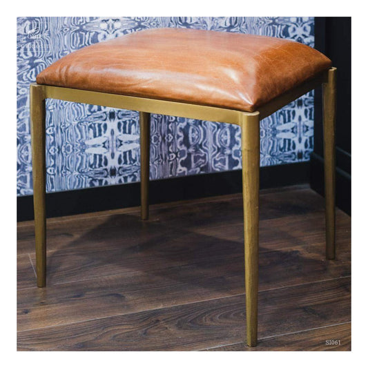 Pouf en cuir patiné & structure laitonnée – Ligne douce et caractère brut
