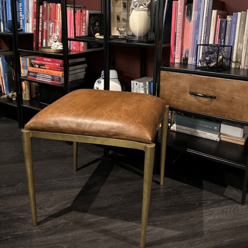 Pouf en cuir patiné & structure laitonnée – Ligne douce et caractère brut - Koddel.com