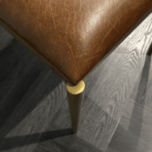 Pouf en cuir patiné & structure laitonnée – Ligne douce et caractère brut - Koddel.com