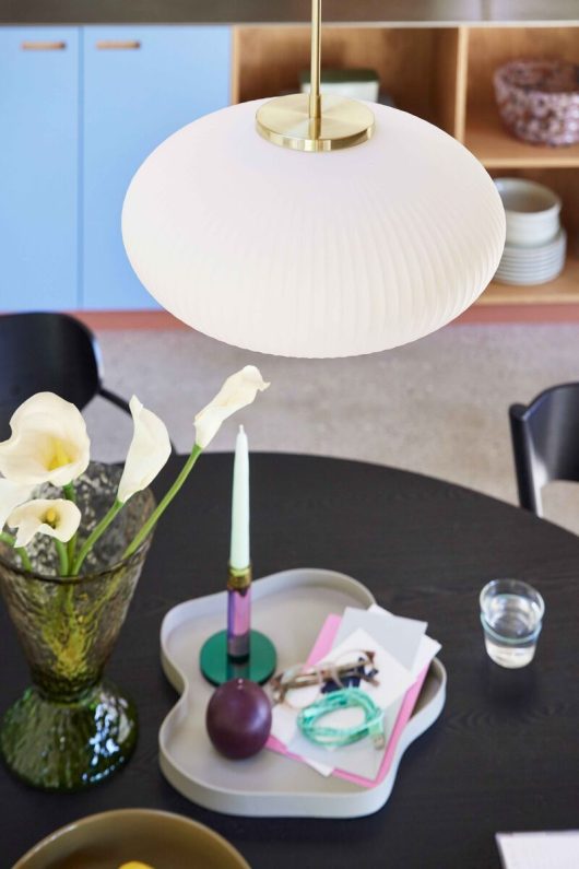 Serene – Pendule ellipse blanc, verre opale & laiton - Koddel.com